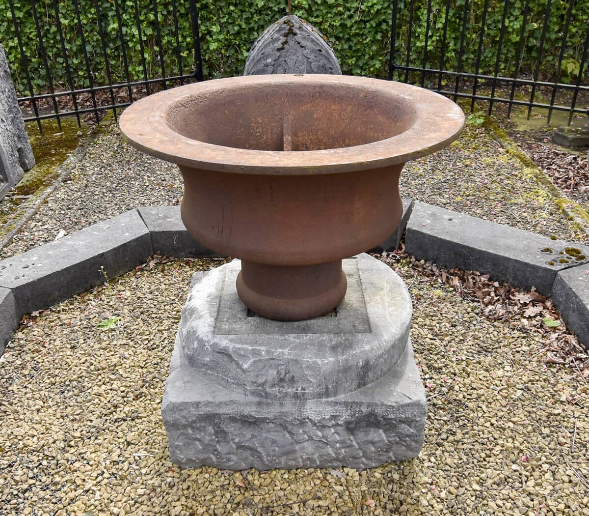 IJzeren-vaas-op-sokkel