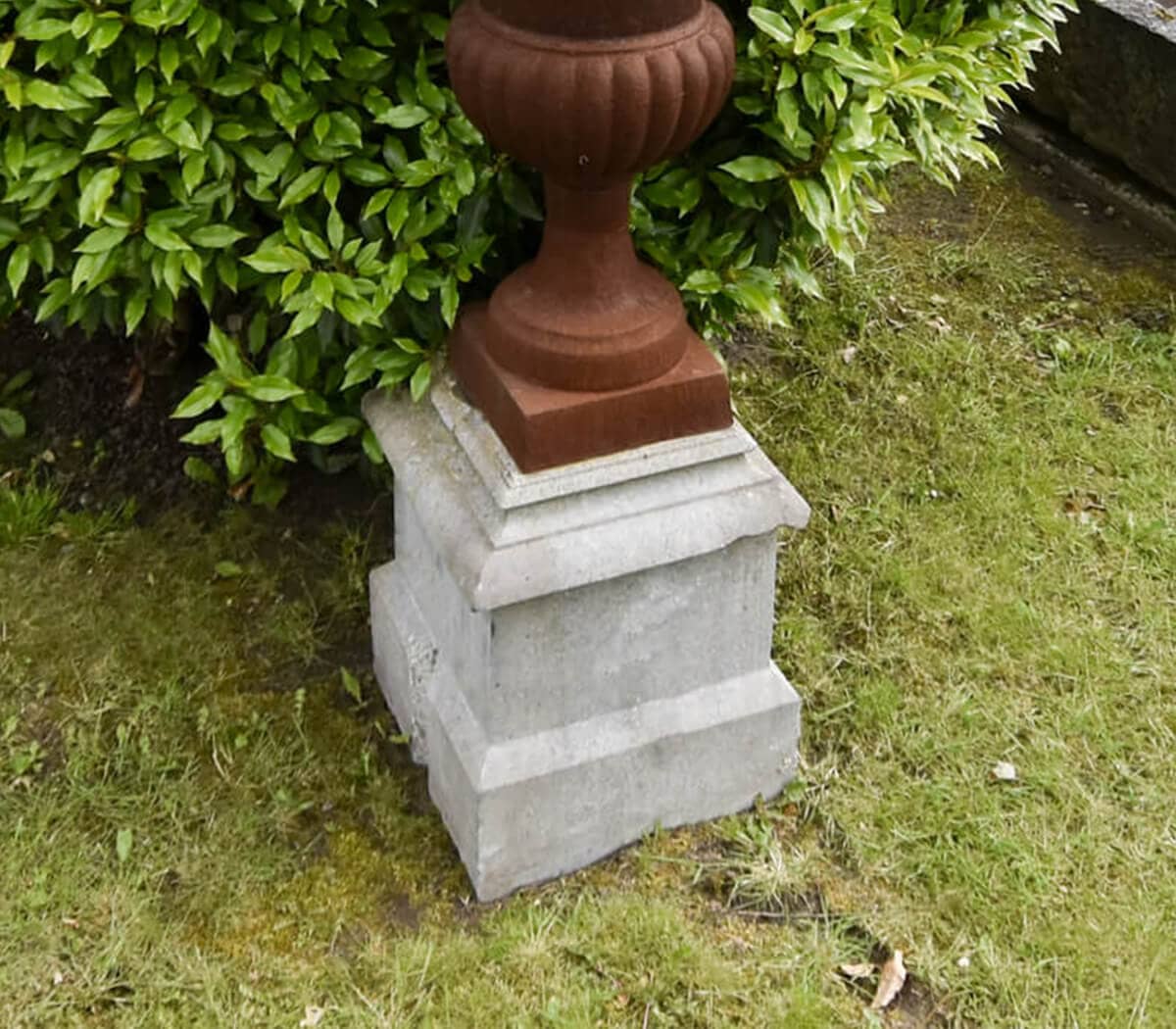 IJzeren-vaas-op-sokkel