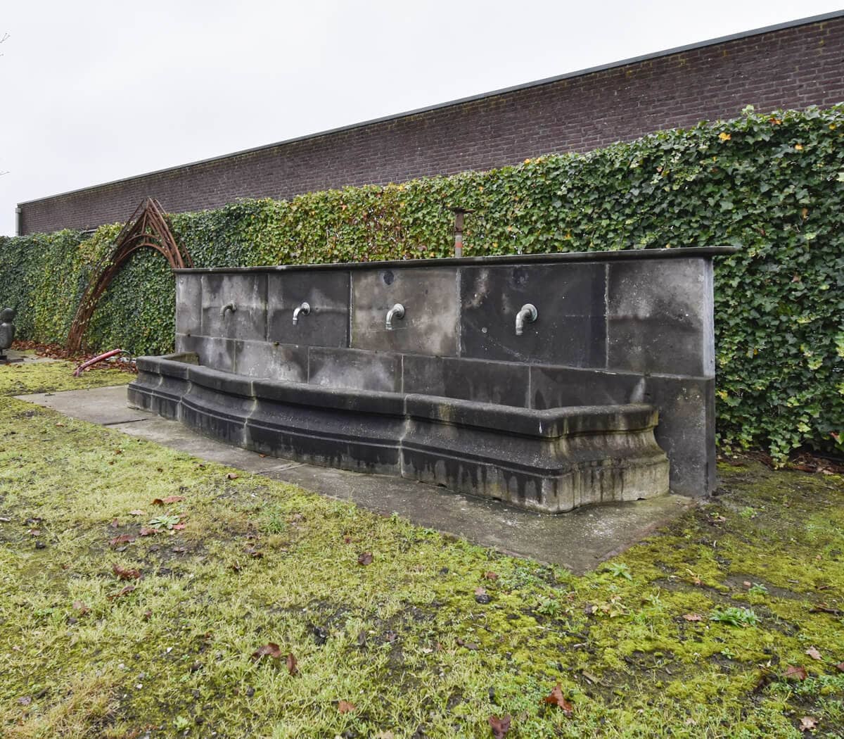 Grote-fontein-met-4-spuwers