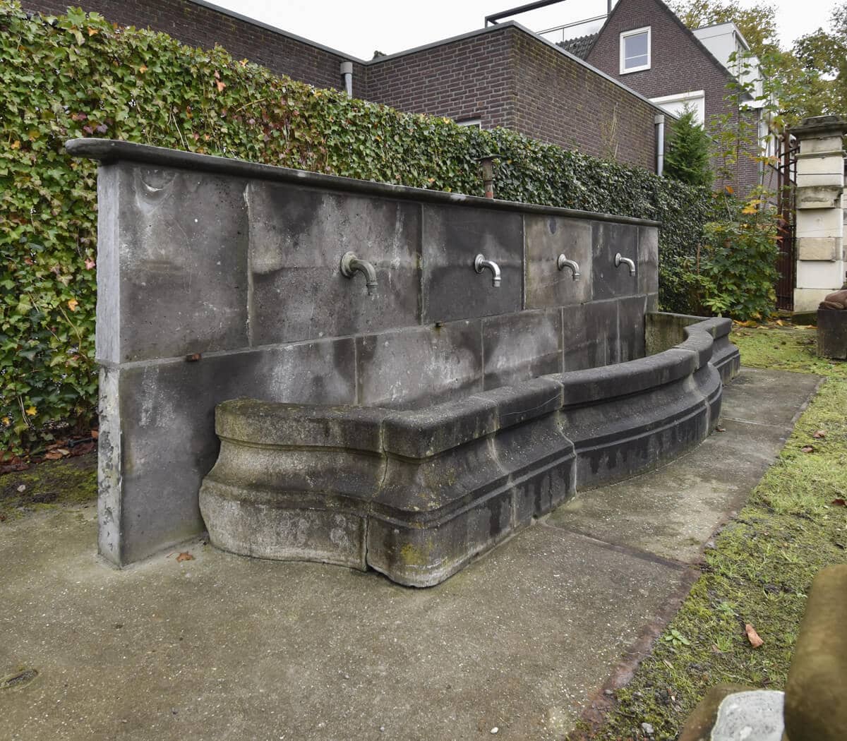 Grote-fontein-met-4-spuwers