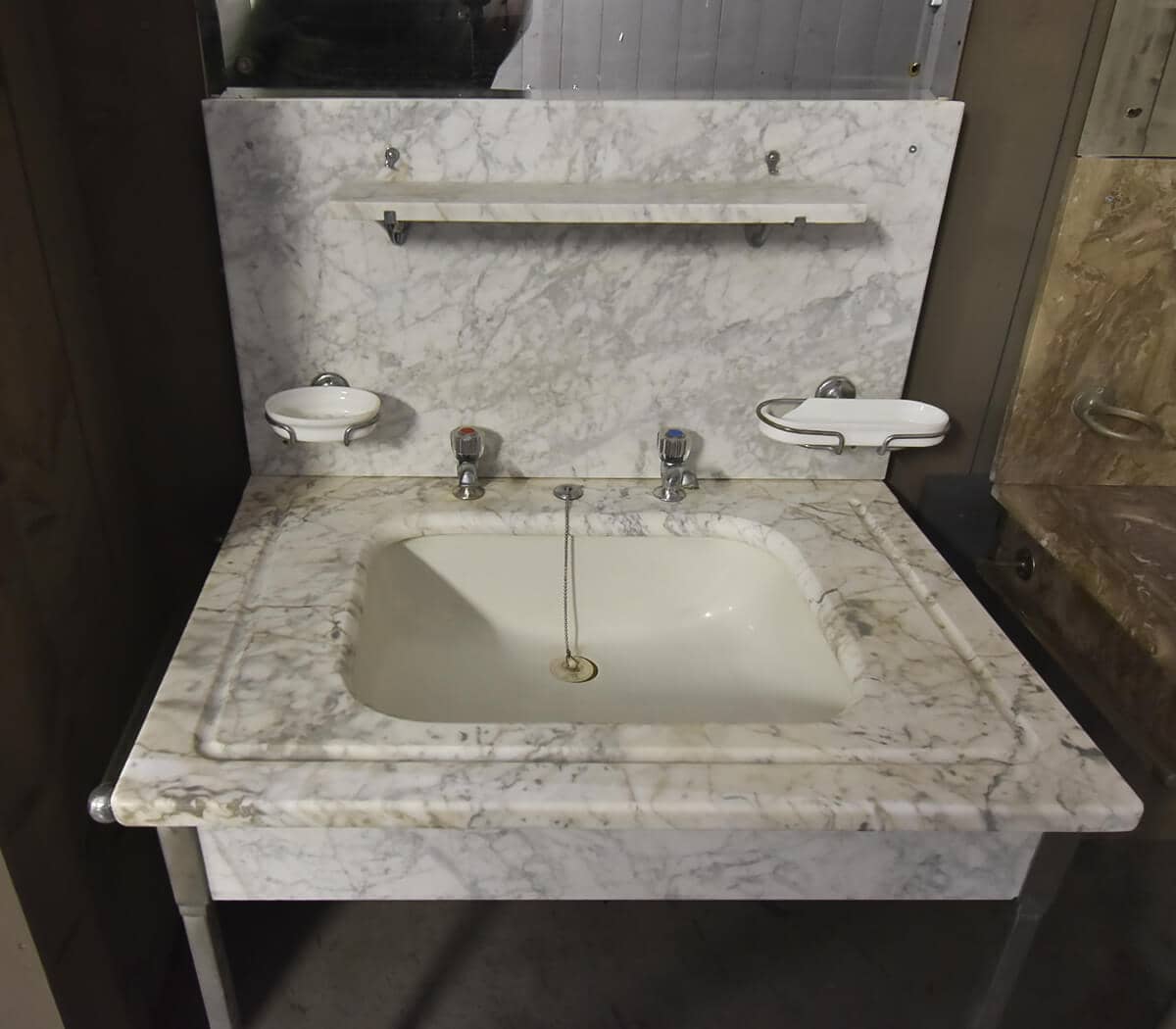 Wit-marmeren-wastafel