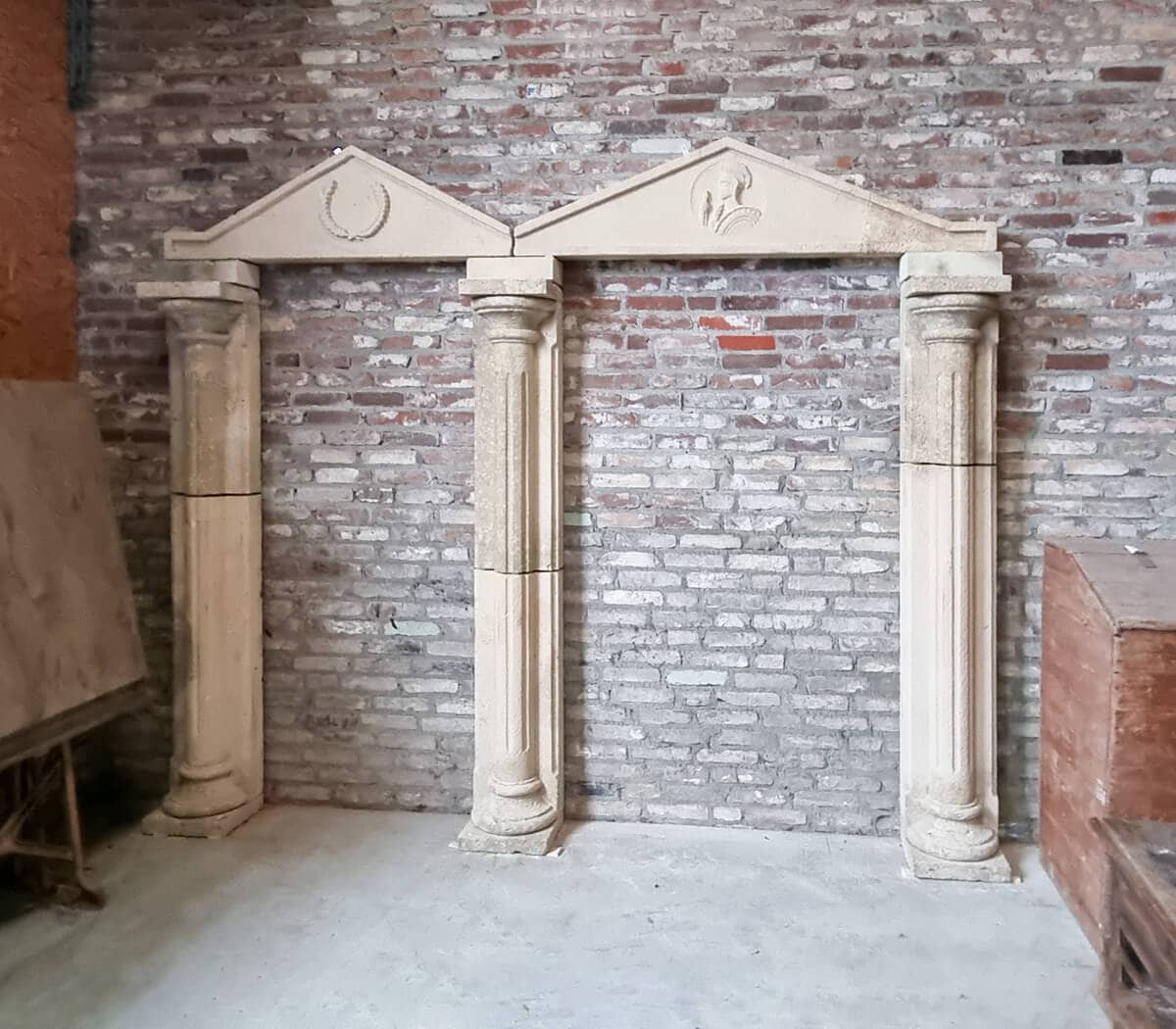 Zandstenen-dubbele-Portiek