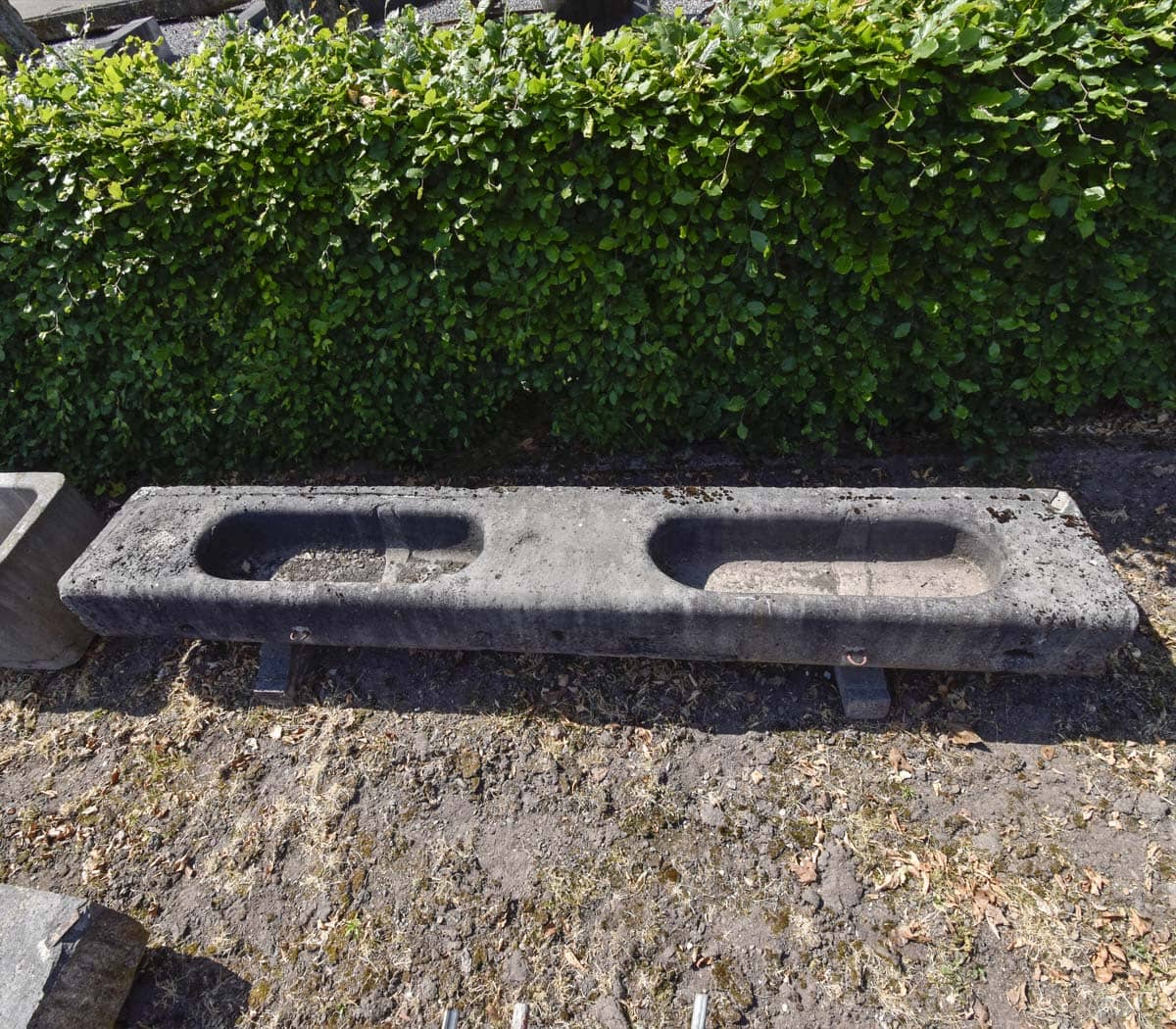 Hardstenen-dubbele-trog