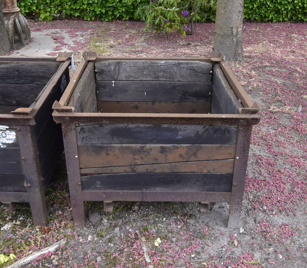 IJzer-met-houten-plantenbak