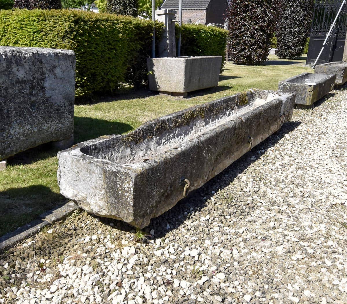 Natuurstenen-trog