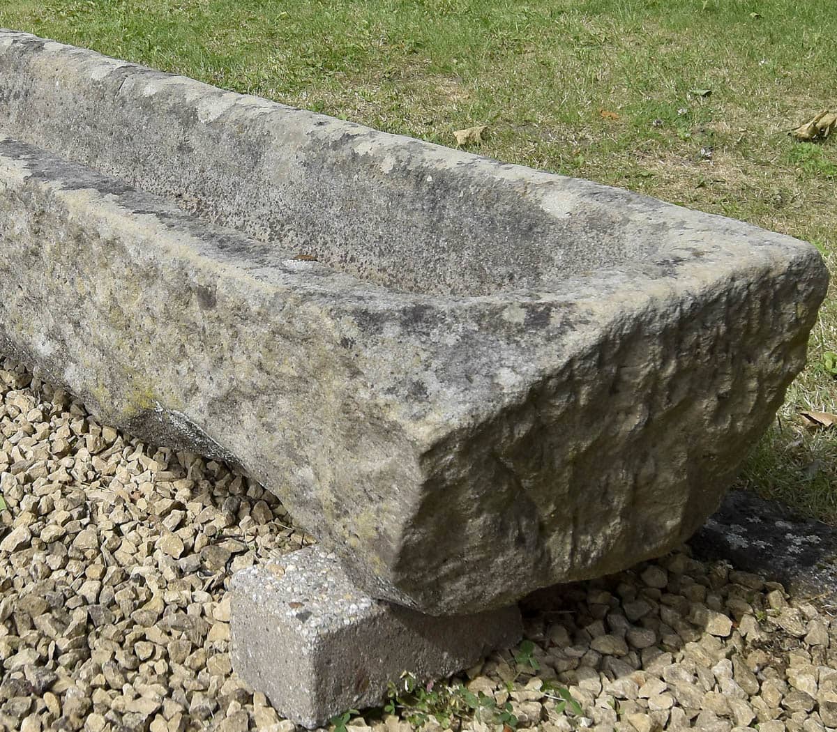 Hardstenen-trog