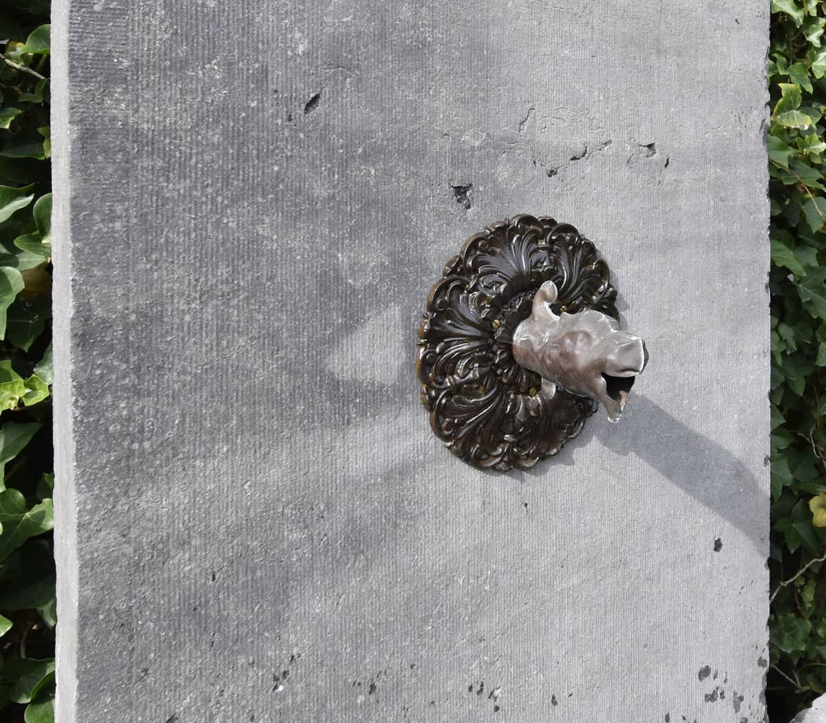 Hardstenen-fontein-met-trog