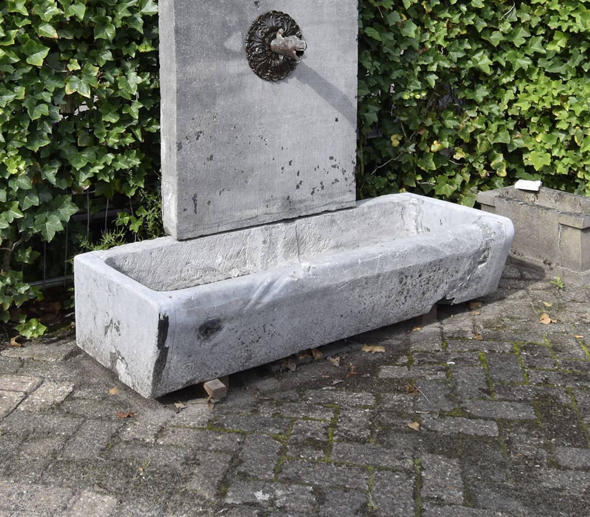 Hardstenen-fontein-met-trog