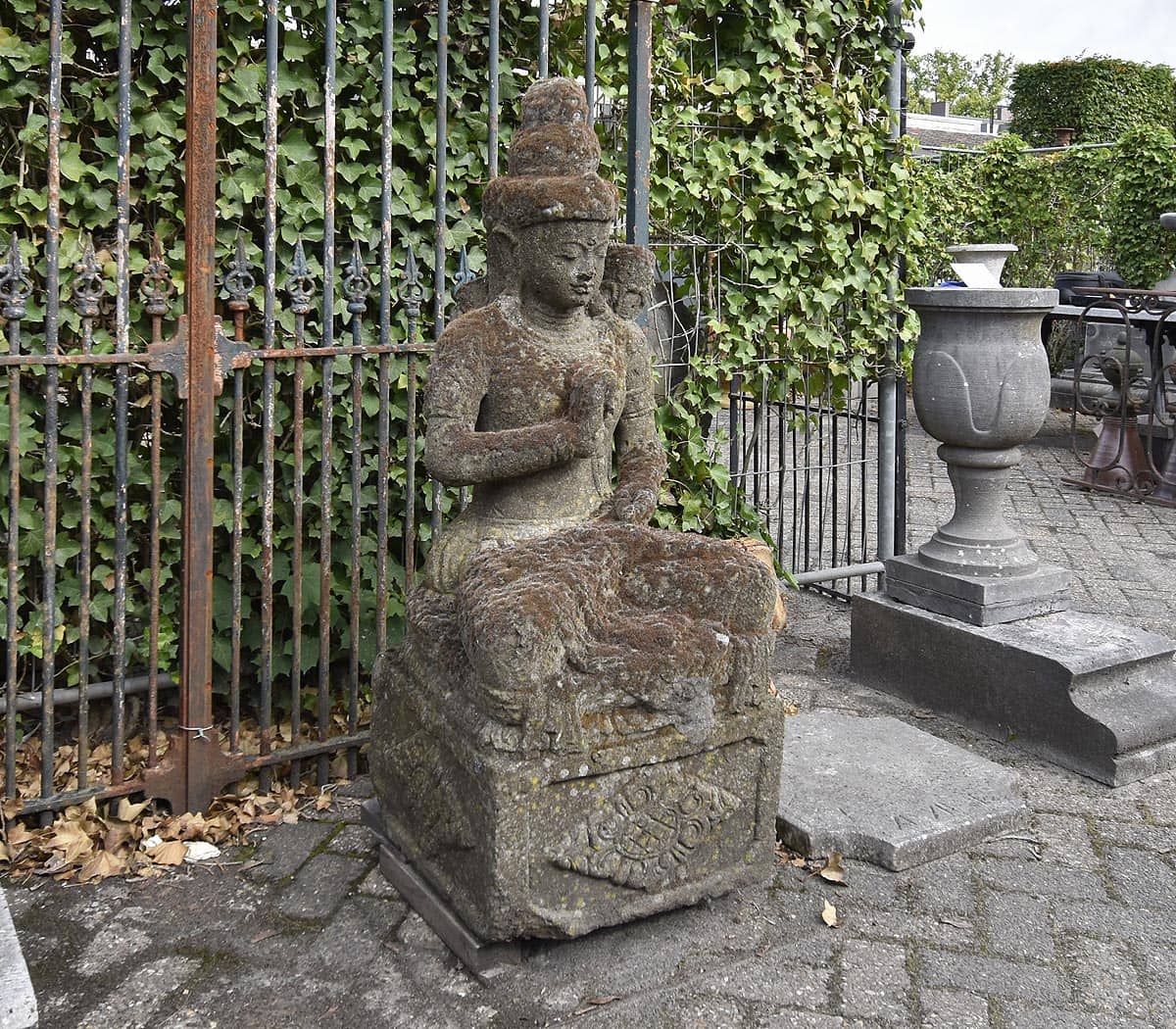 Lavastenen-Boeddha-beeld