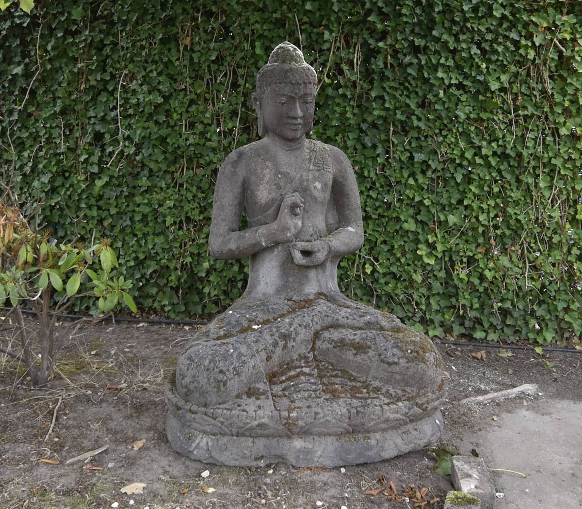 Lavastenen-boeddha-beeld