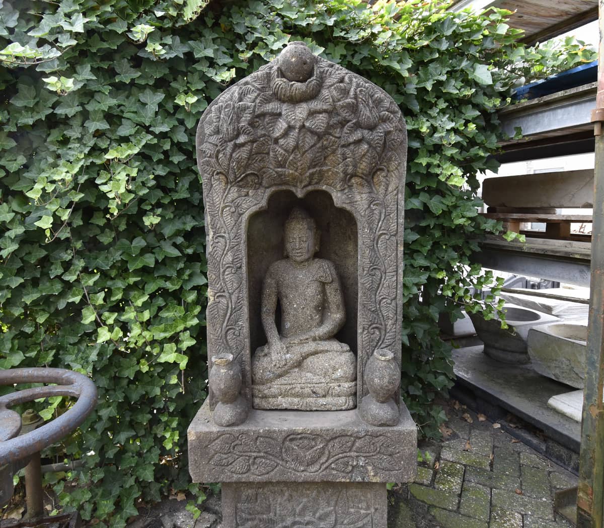 Nisje-op-sokkel-met-boeddha-beeld