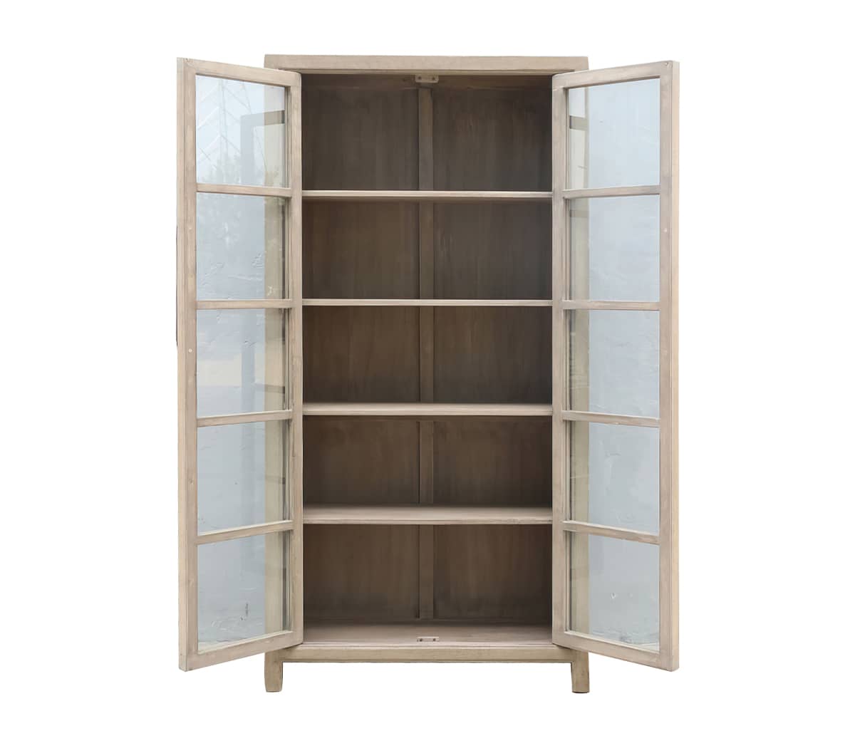 Houten-kast-met-deuren-met-glas