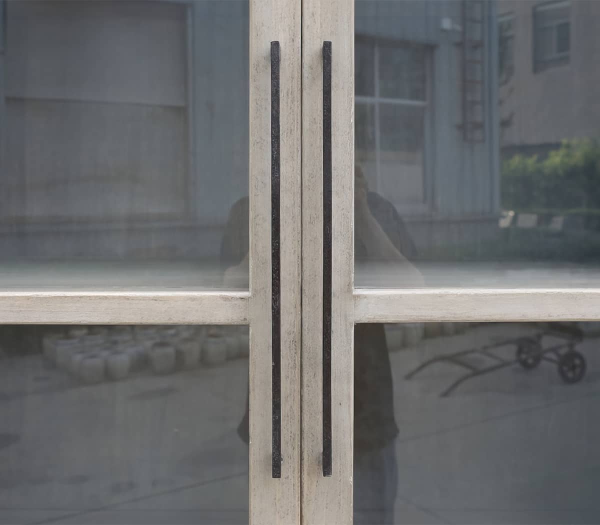 Houten-kast-met-deuren-met-glas