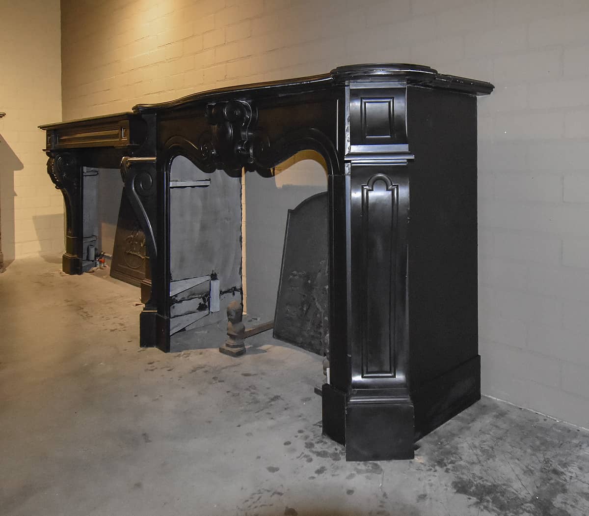 Zwart-marmeren-Louis-XV-ombouwschouw