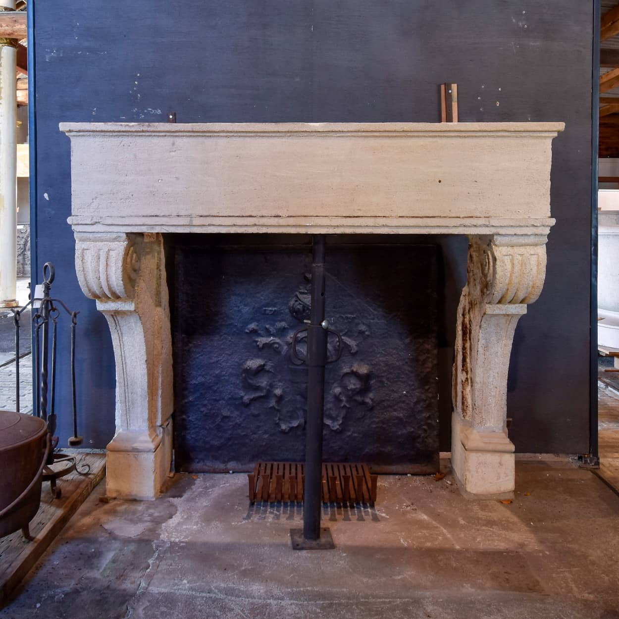 Antieke-zandstenen-ombouwschouw