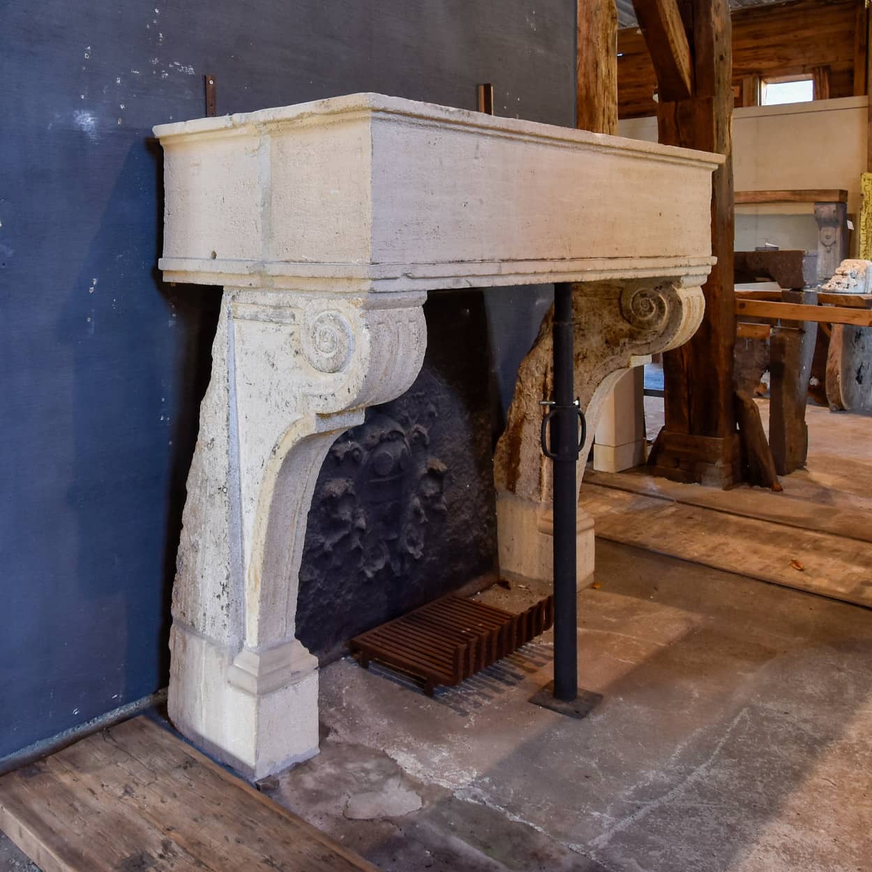 Antieke-zandstenen-ombouwschouw