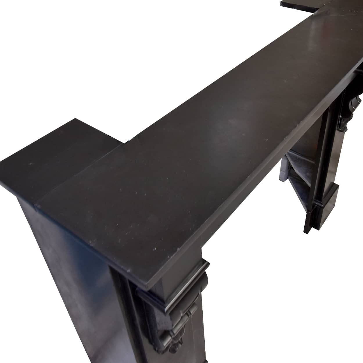 Zwart-marmeren-modillion-voorzetschouw