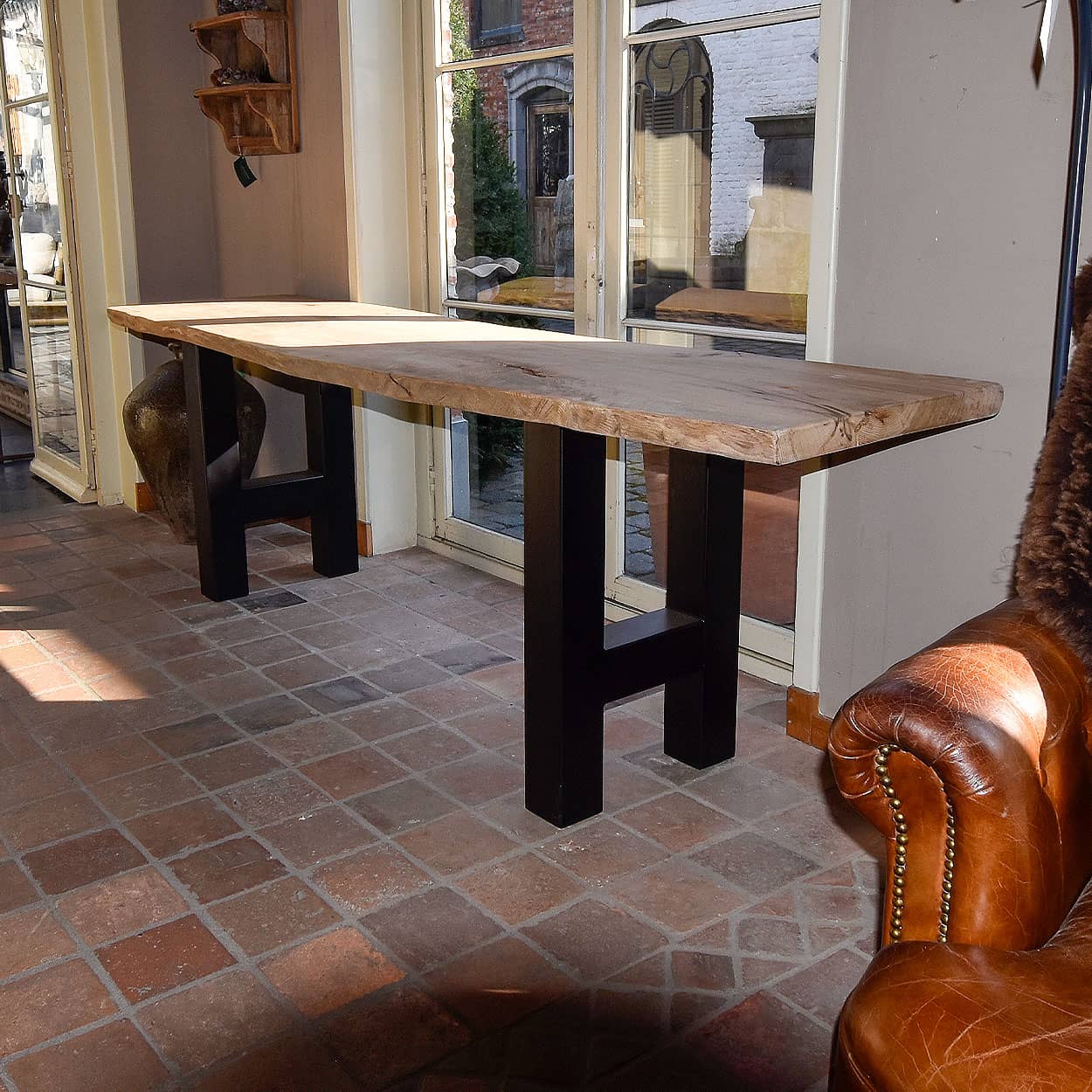 Houten-tafel-met-ijzeren-onderstel