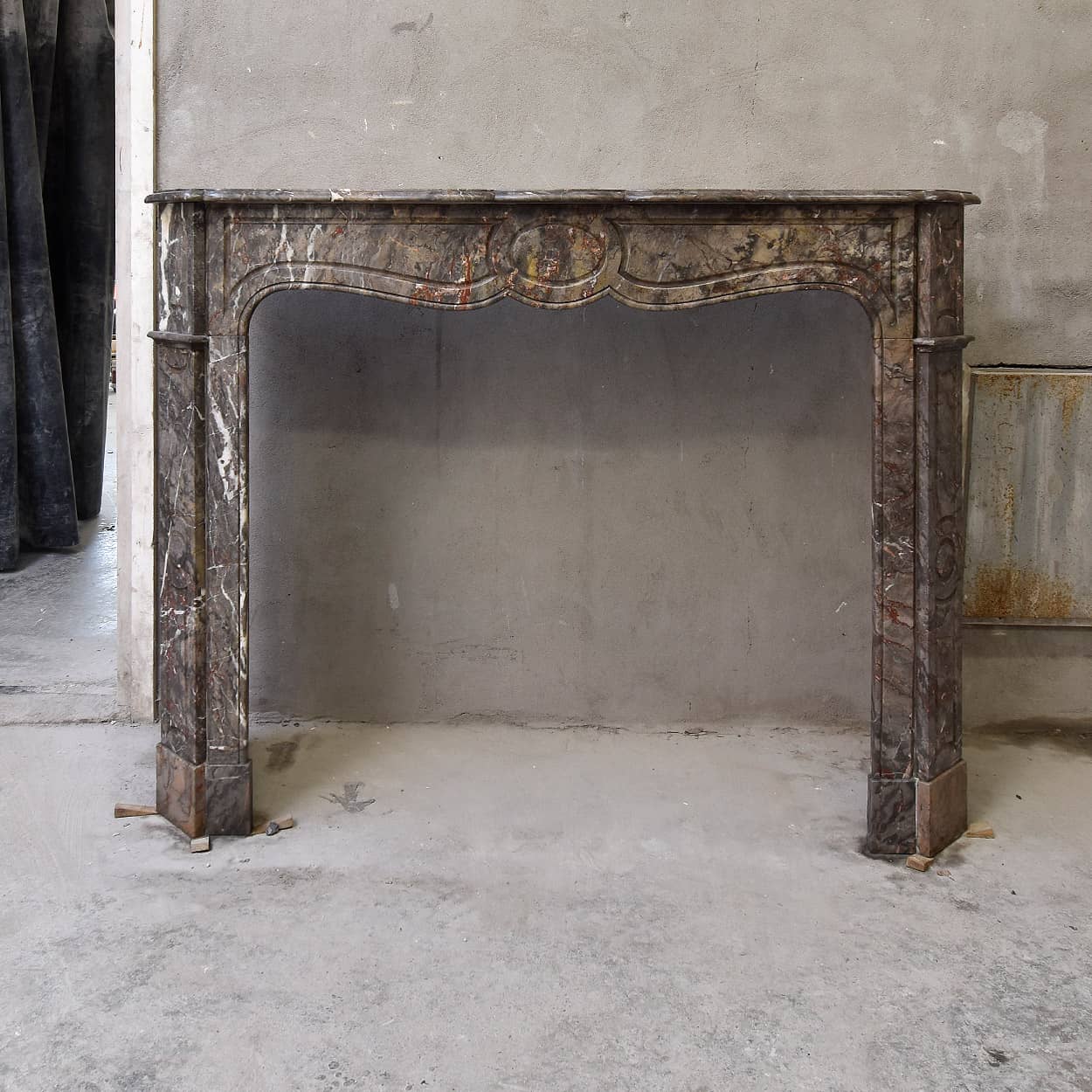 Marmeren-Pompadour-voorzetschouw