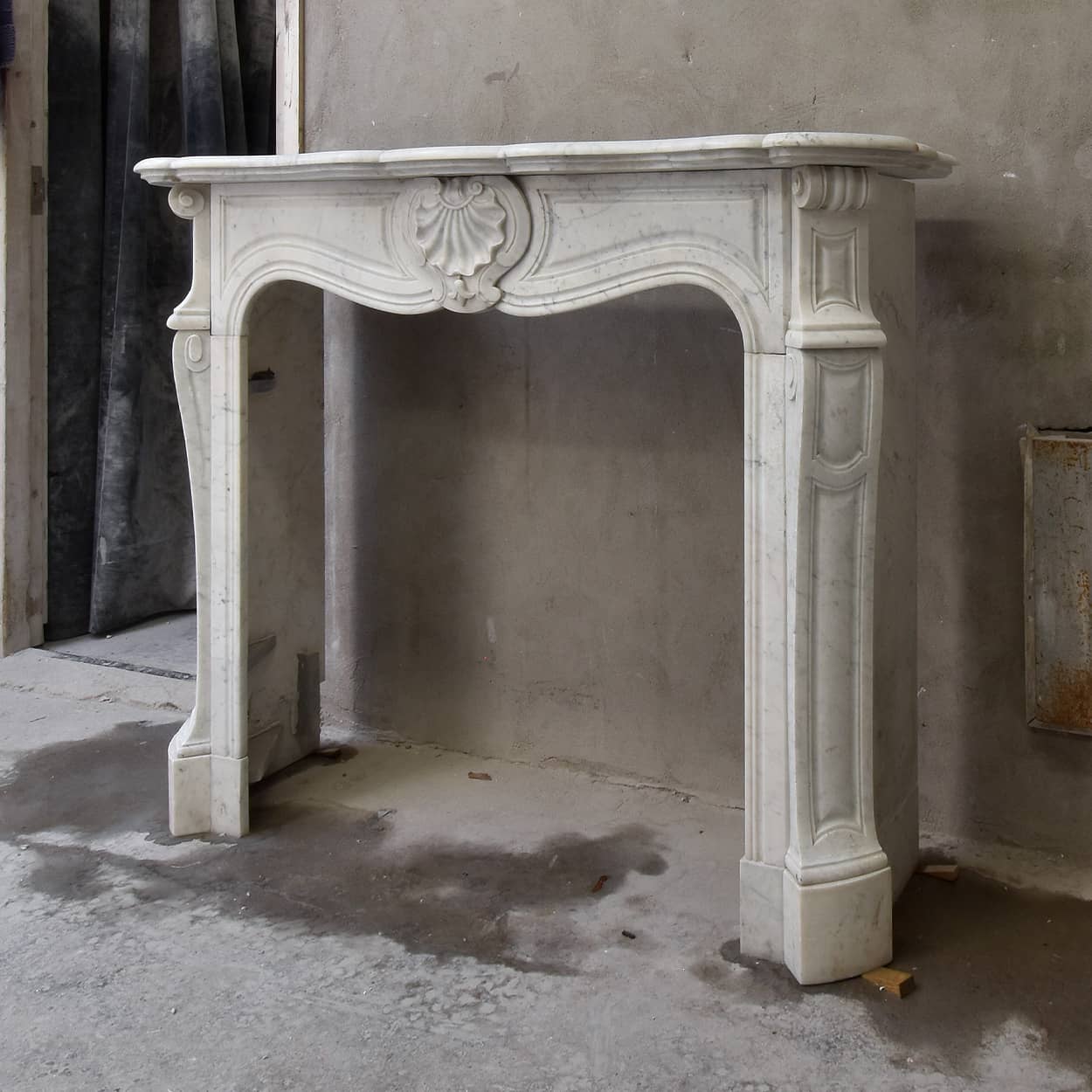 Antieke-Louis-XV-marmeren-ombouwschouw