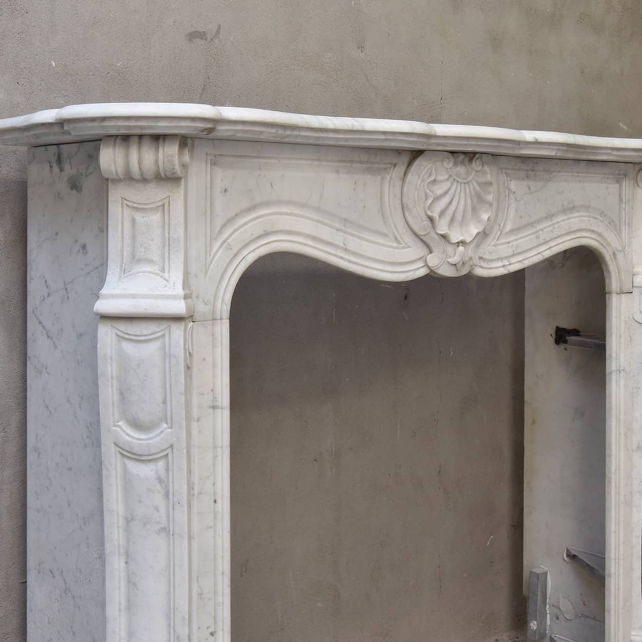 Antieke-Louis-XV-marmeren-ombouwschouw