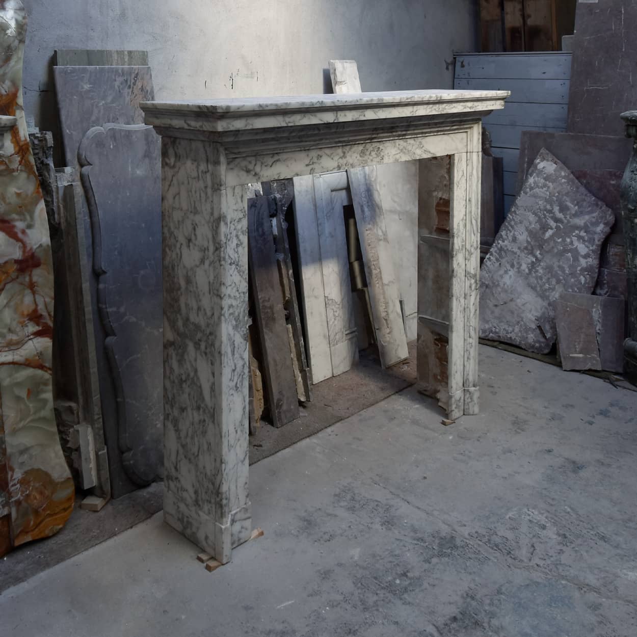 Antieke-marmeren-voorzetschouw