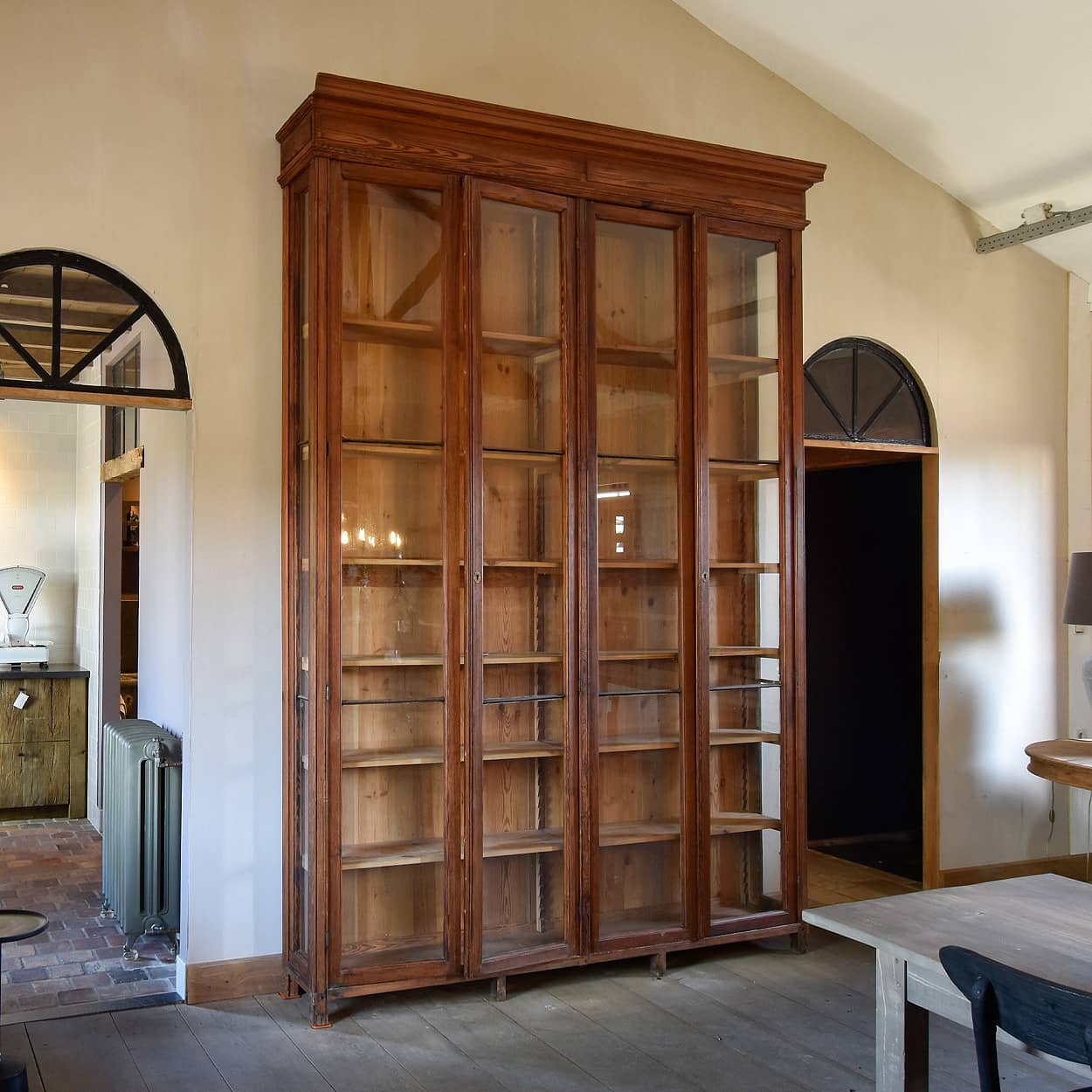 Antieke-hoge-vitrinekast
