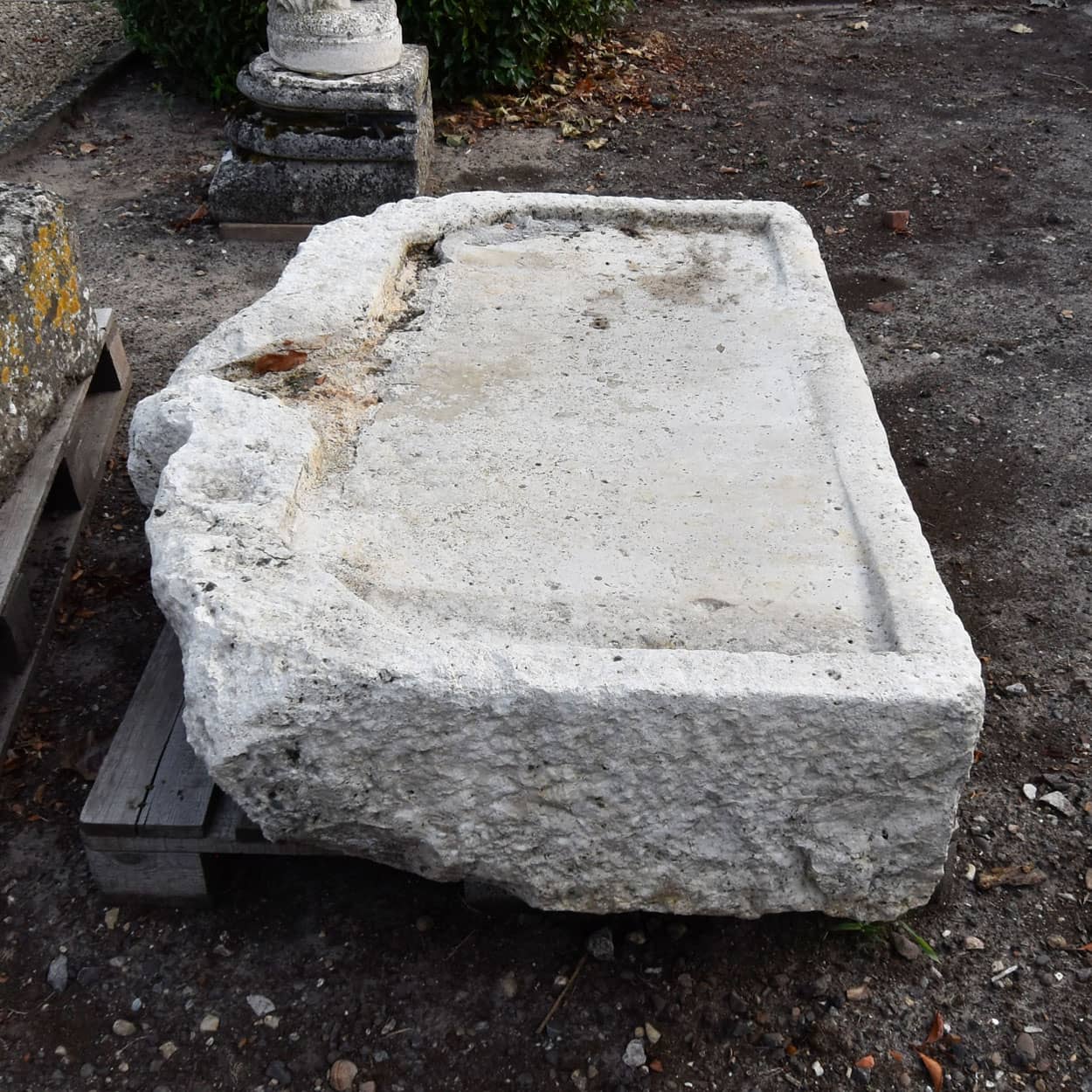 antieke-stenen-trog-of-pompbak