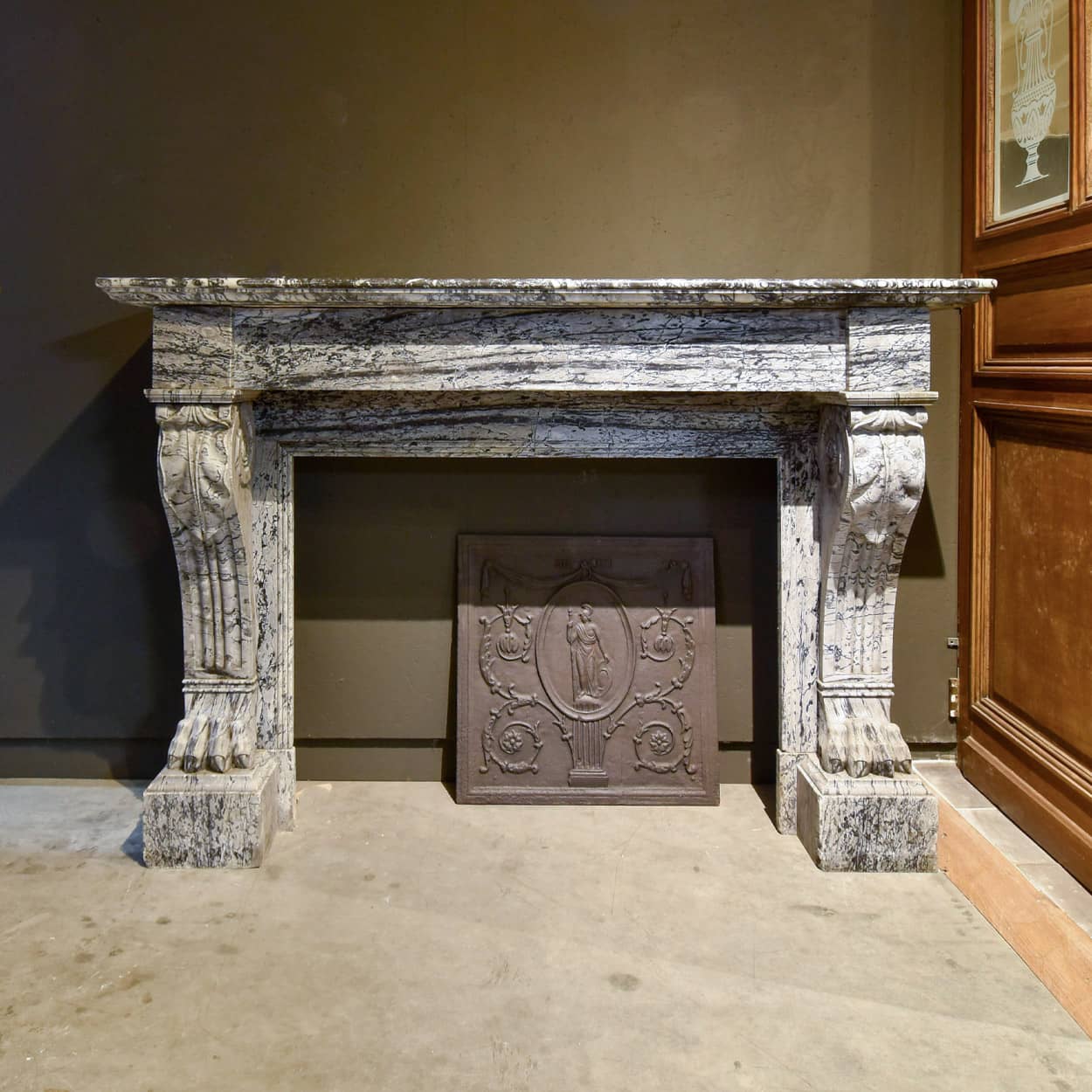 19e-eeuwse-Franse-schouw-met-leeuwenpootvoeten