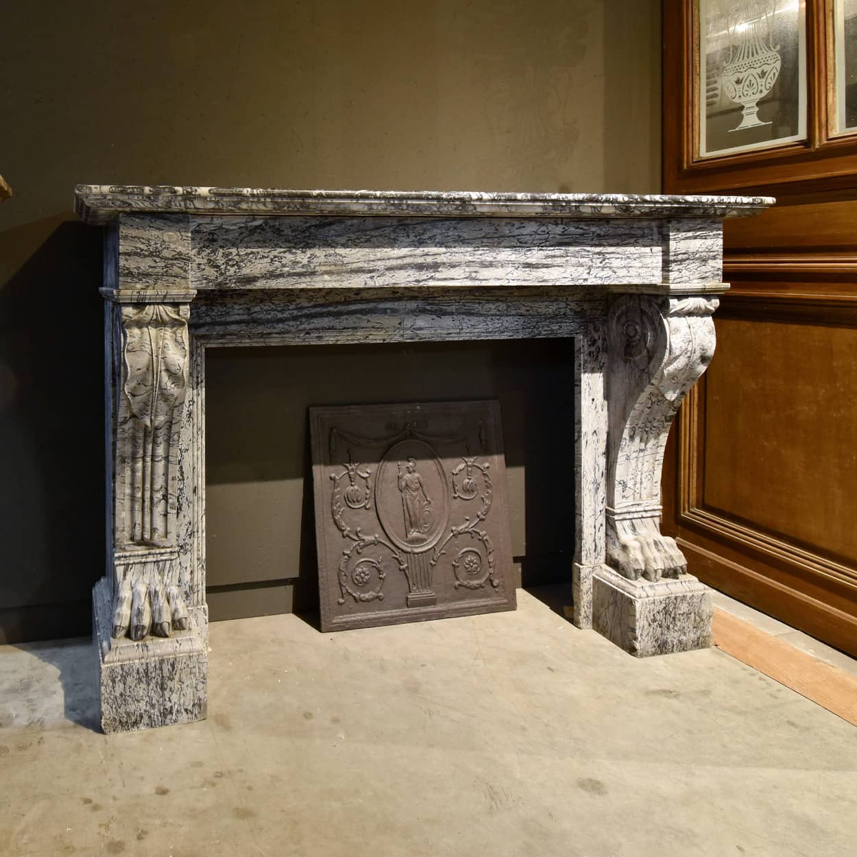 19e-eeuwse-Franse-schouw-met-leeuwenpootvoeten