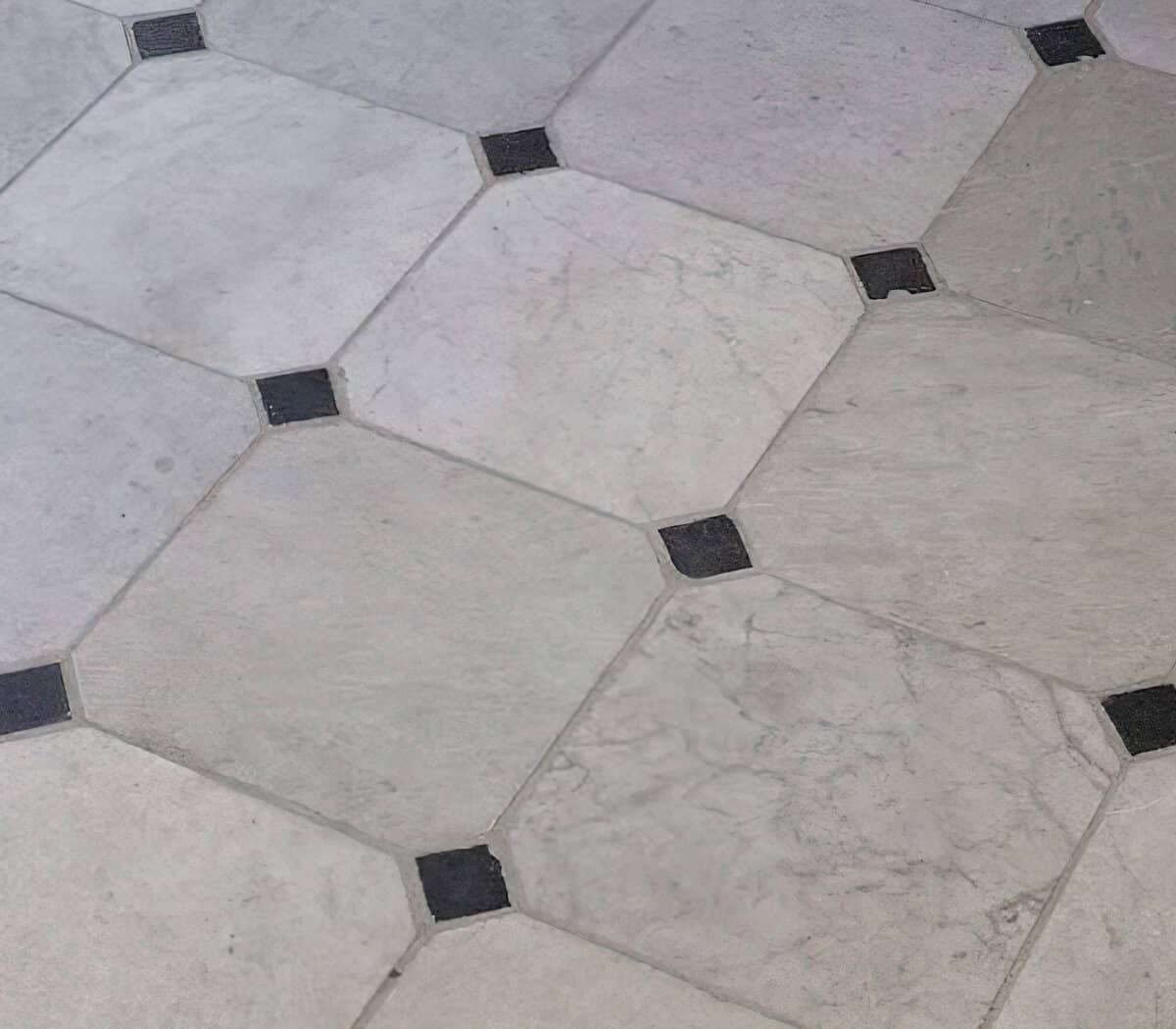 Antieke-Carrara-marmer-met-blokjes-van-Noir-de-Mazy