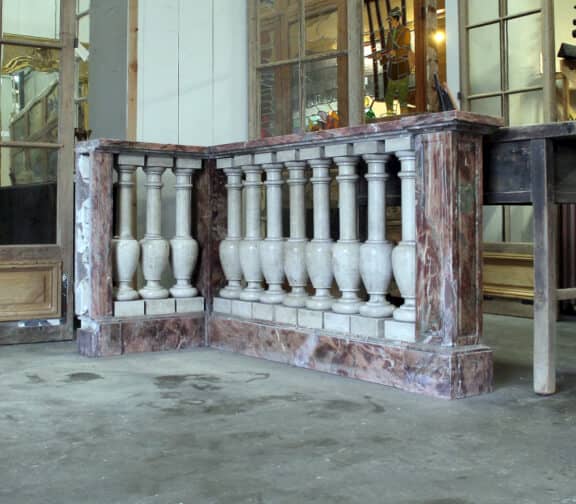 Antieke-marmeren-kerk-zuiltjes-van-altaar