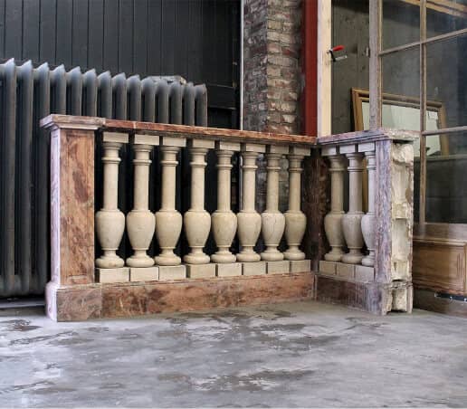 Antieke-marmeren-kerk-zuiltjes-van-altaar