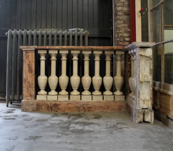 Antieke-marmeren-kerk-zuiltjes-van-altaar