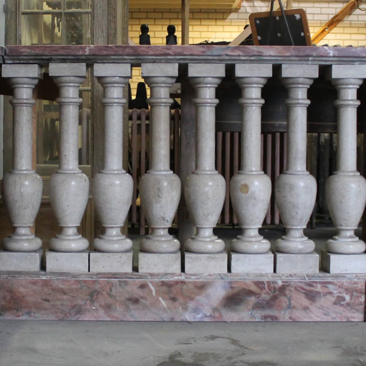 Antieke-marmeren-kerk-zuiltjes-van-altaar