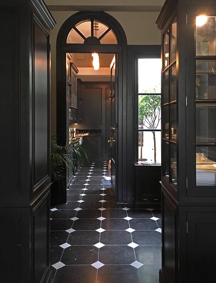 Belgisch-hardsteen-met-wit-marmeren-blokje-ofwel-cabochon