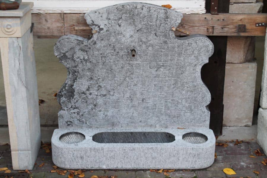 Belgisch-hardsteen-muurfontein-met-plantenbakken-erin-verwerkt