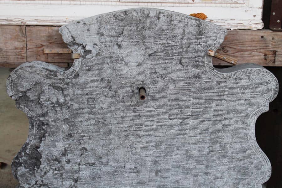 Belgisch-hardsteen-muurfontein-met-plantenbakken-erin-verwerkt