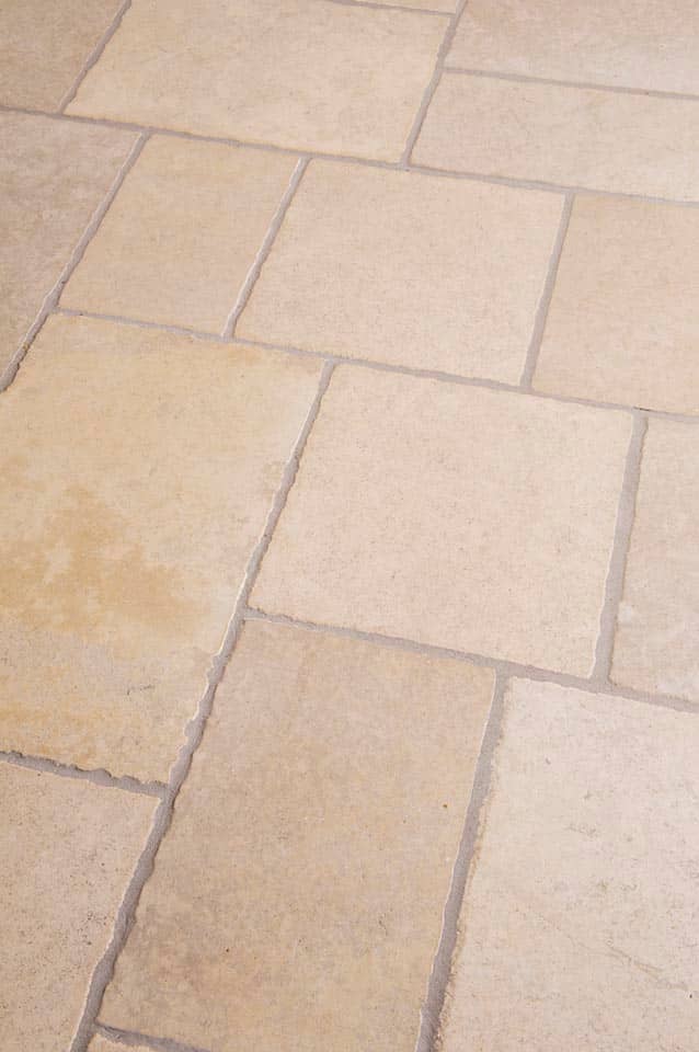 Bourgondische-dallen-kalksteen-Fransesteen-ofwel-witsteen-in-romaans-verband