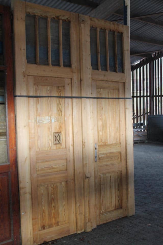 Dubbele-geloogde-grenen-deuren-set.-Met-kijkluikje