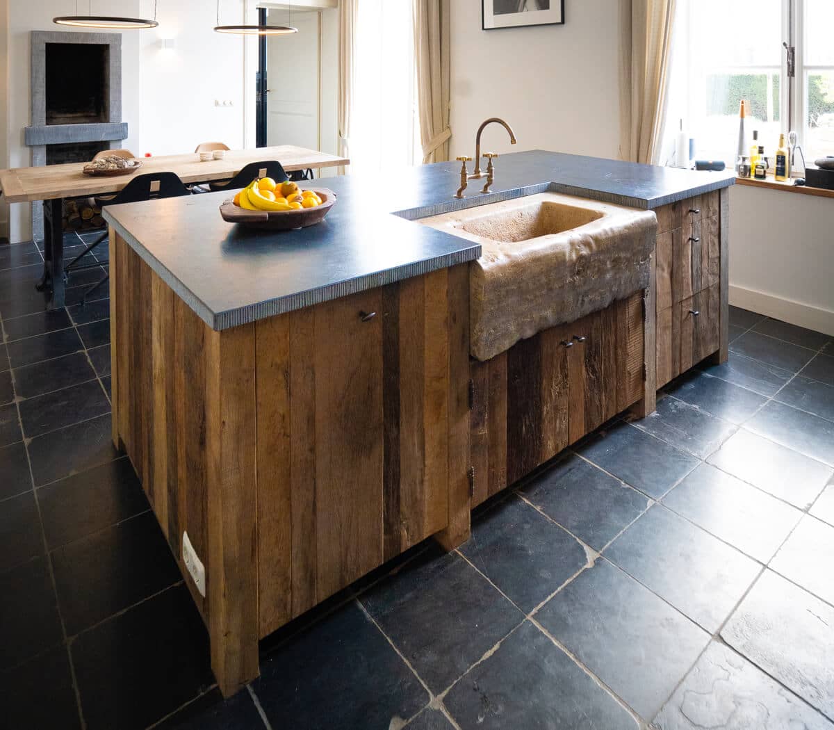 Eiken-maatwerk-keuken-belgisch-hardstenen-bald-en-zandstenen-trog