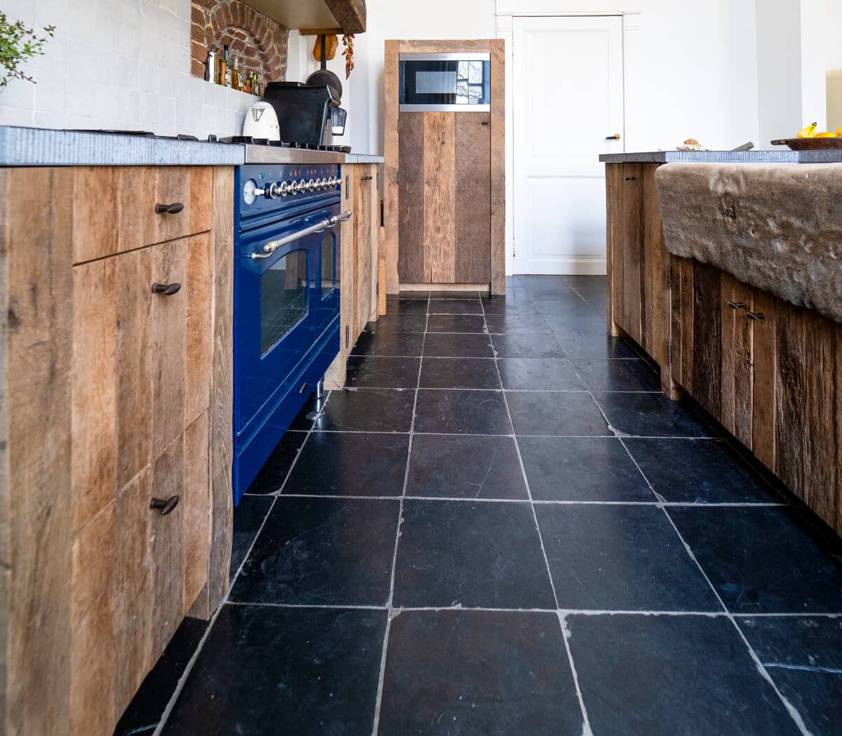 Eiken-maatwerk-keuken-belgisch-hardstenen-bald-en-zandstenen-trog