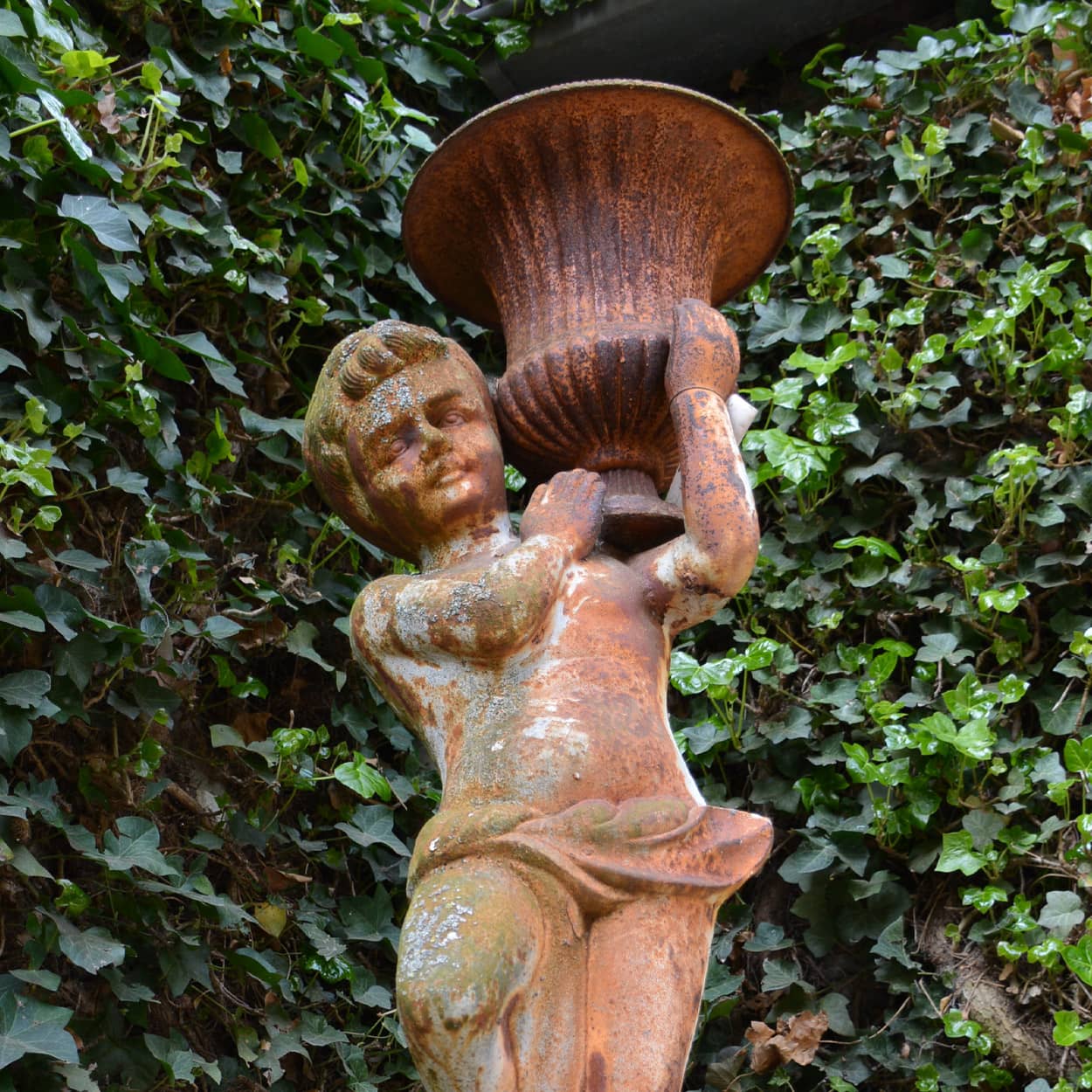 Gietijzeren-beeld-met-oude-sokkel