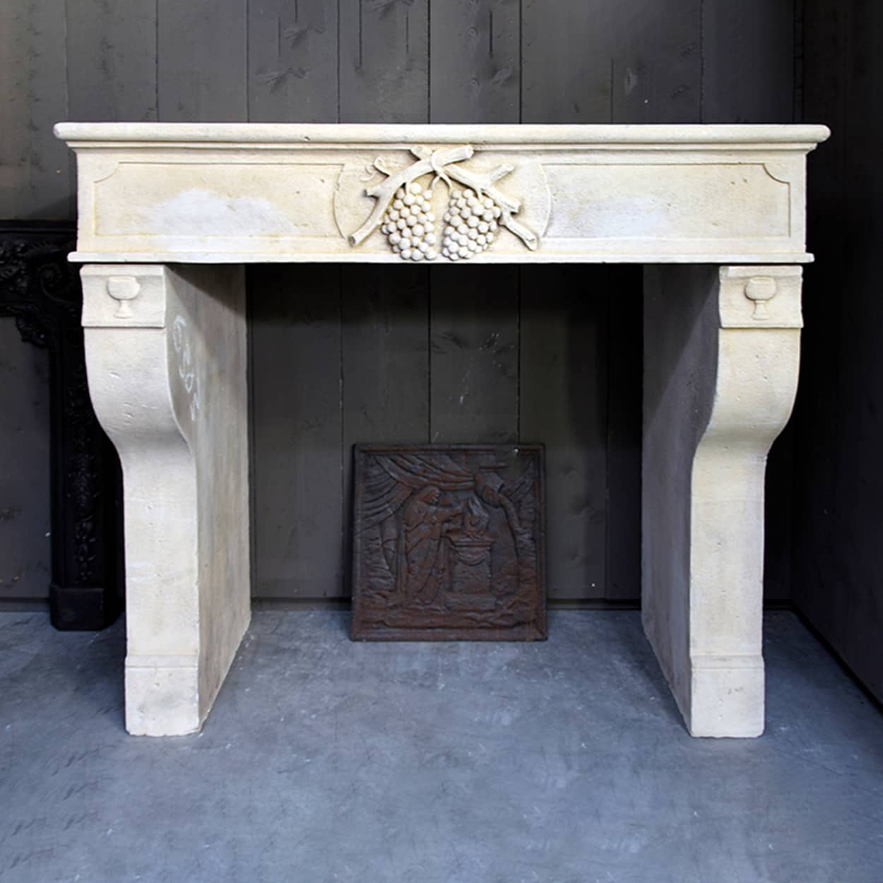 Handgekapt-Frans-kalkstenen-ombouwschouw