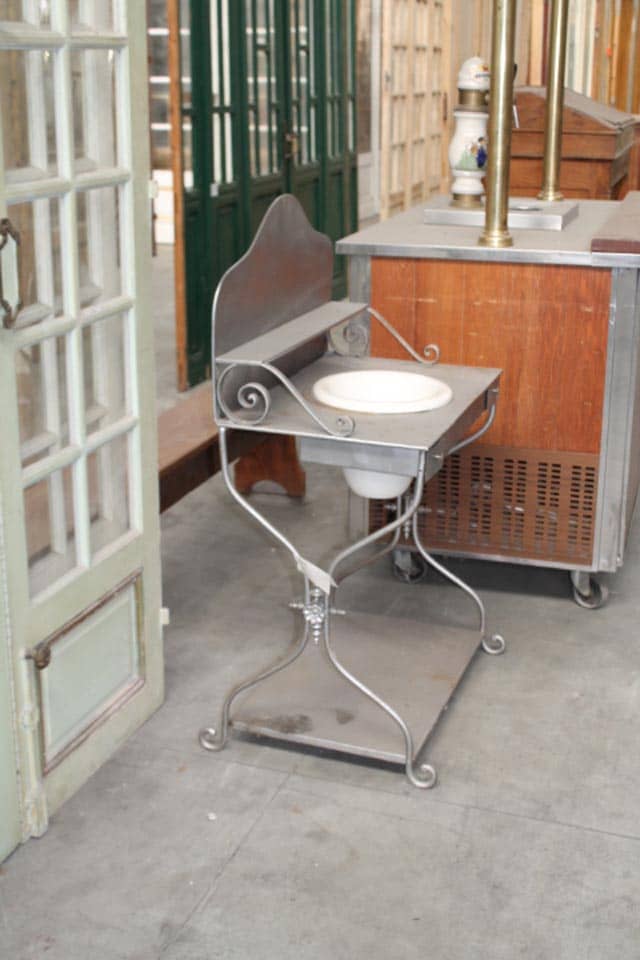 IJzeren-Kinder-wastafeltje-met-losse-schaal-zonder-uitloop-en-2-kleine-lades-erin