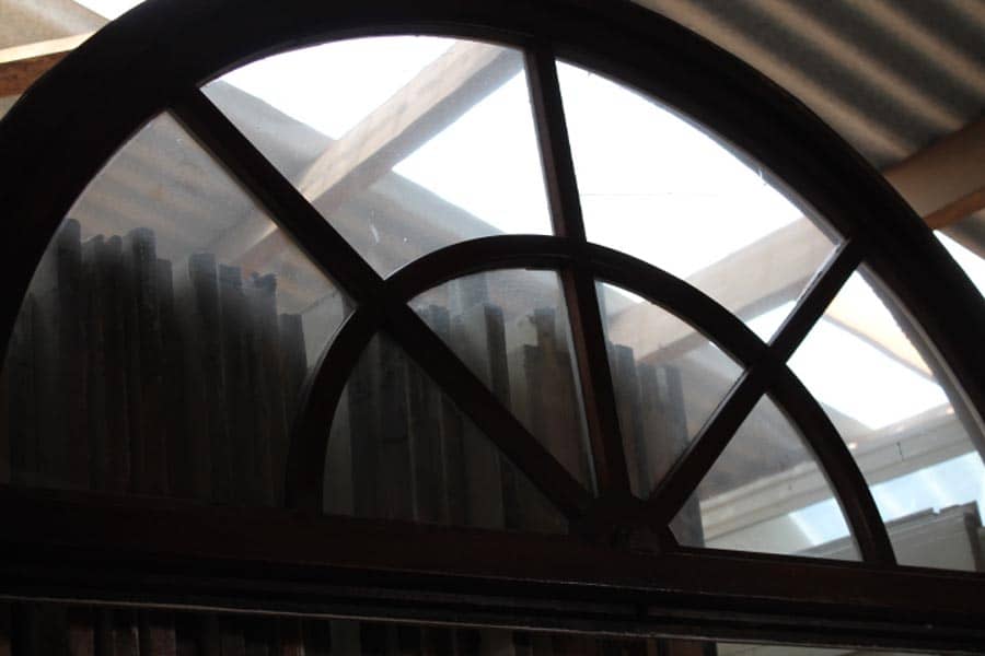 Los-hoog-en-breed-kozijn-in-een-boog-met-bovenglas-erin