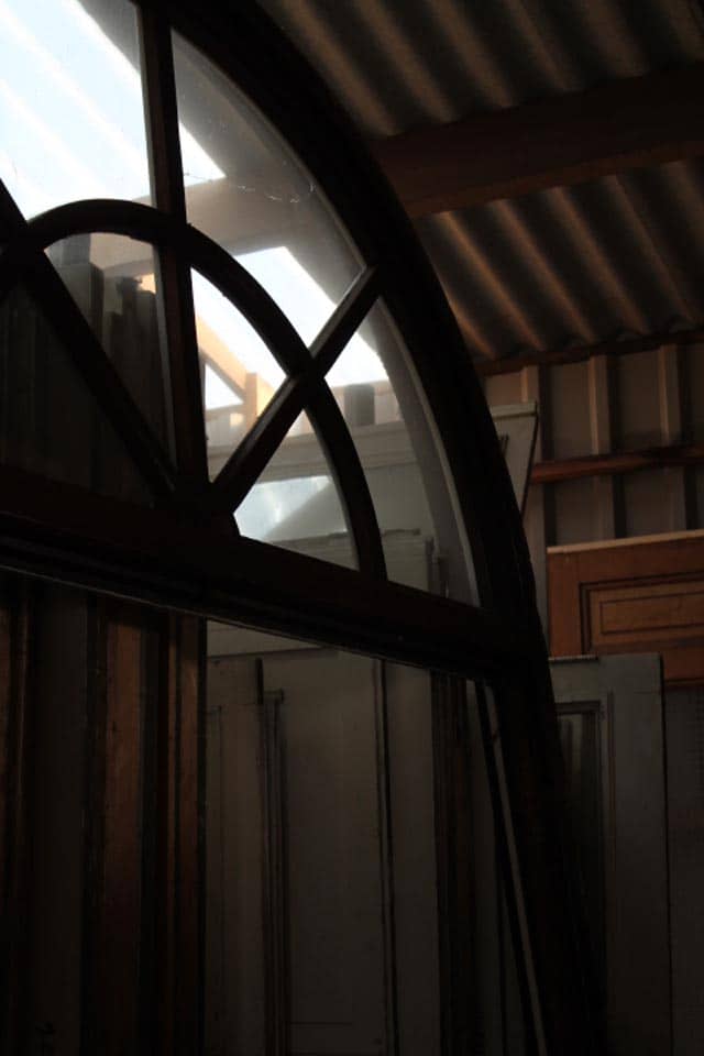 Los-hoog-en-breed-kozijn-in-een-boog-met-bovenglas-erin