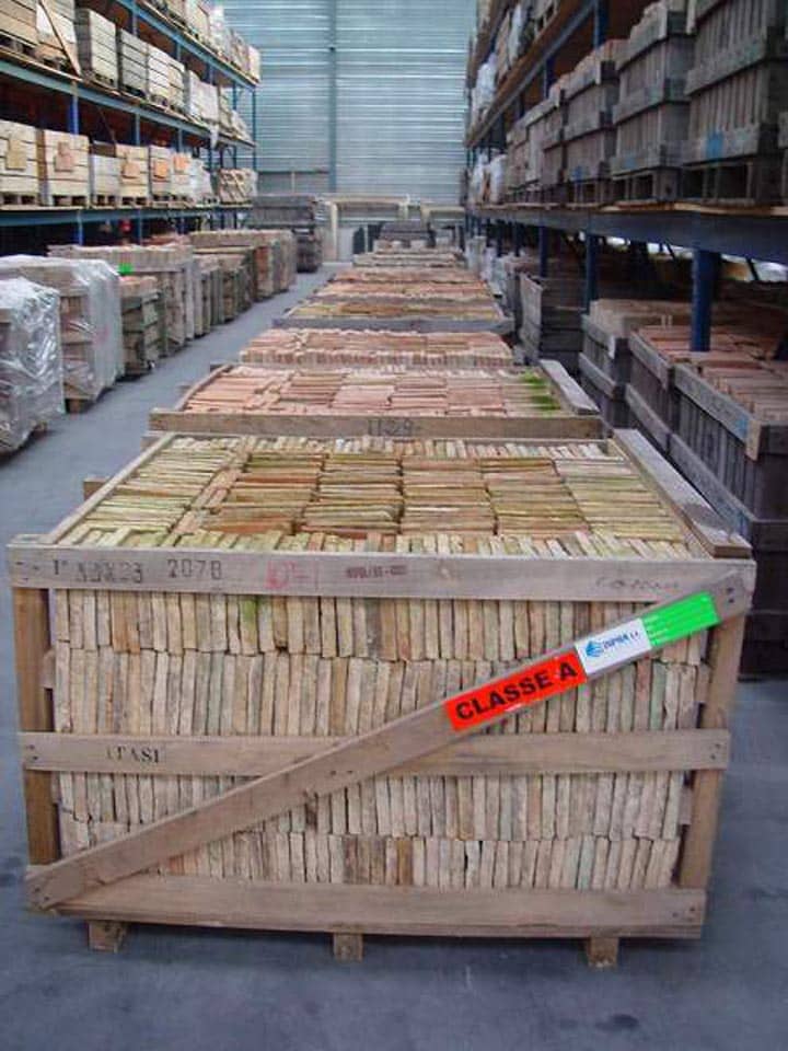 Magazijnen-vol-met-honderden-pallets-antieke-oude-rustieke-vloeren
