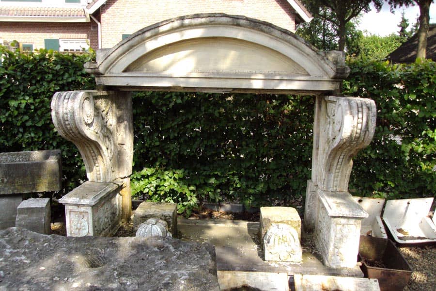 Oude-Belgisch-hardstenen-balkon-met-consoles