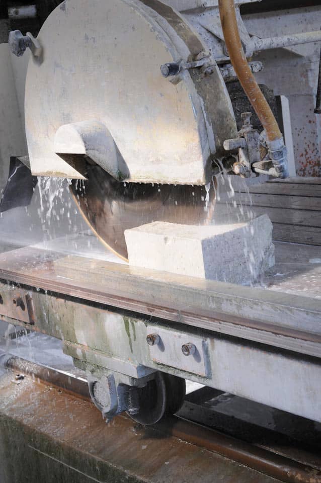 Oude-antieke-plavuizen-met-hardstenen-blokjes